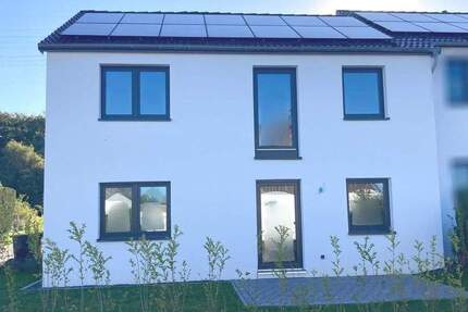 Kernsaniertes Reihenendhaus mit zwei separaten Wohneinheiten am Ellenberger Forst 6 zimmer