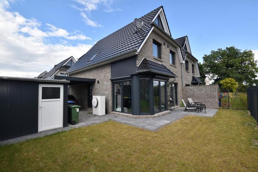 Neuwertige Doppelhaushälfte mit Einbauküche und Carport im Stadtteil Krusenbusch der Stadt Oldenburg
