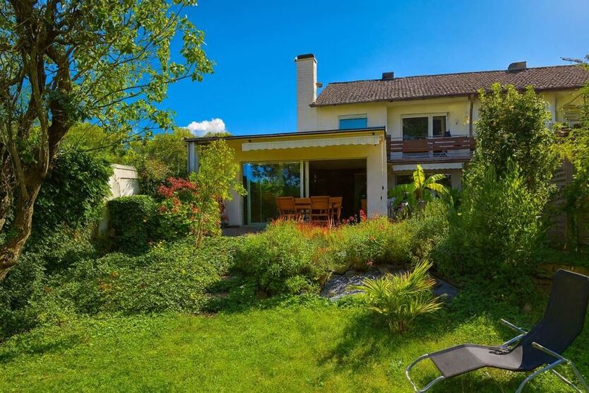 Hofheim: Ihr Familienglück in gesuchter Ruhelage! Großzügiges Reiheneckhaus 5 zimmer