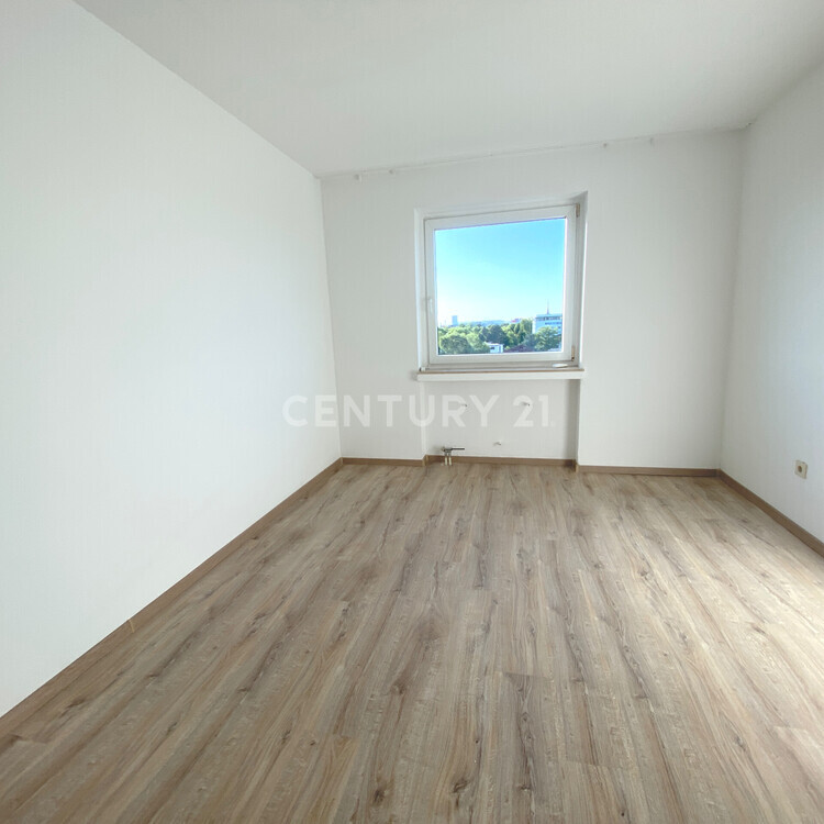 Stilvoll modernisierte 3,5-Zimmer-Wohnung mit Balkon, Aufzug und Stellplatz