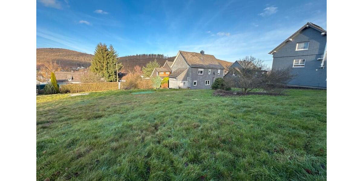Einfamilienhaus mit 2 Garagen und großem Garten in Struthütten 6 zimmer