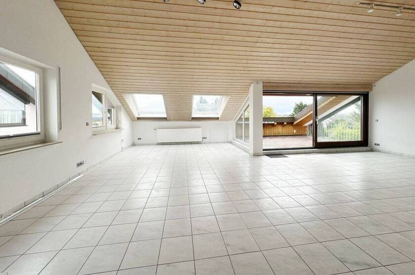 Außergewöhnliche 4,5 Zimmer Wohnung direkt am Feld mit Garage
