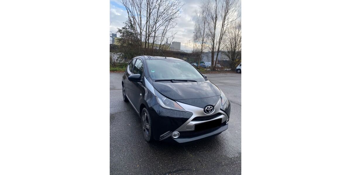 Toyota Aygo (X) 97.000 km 5.800 &euro; Stuttgart 70374