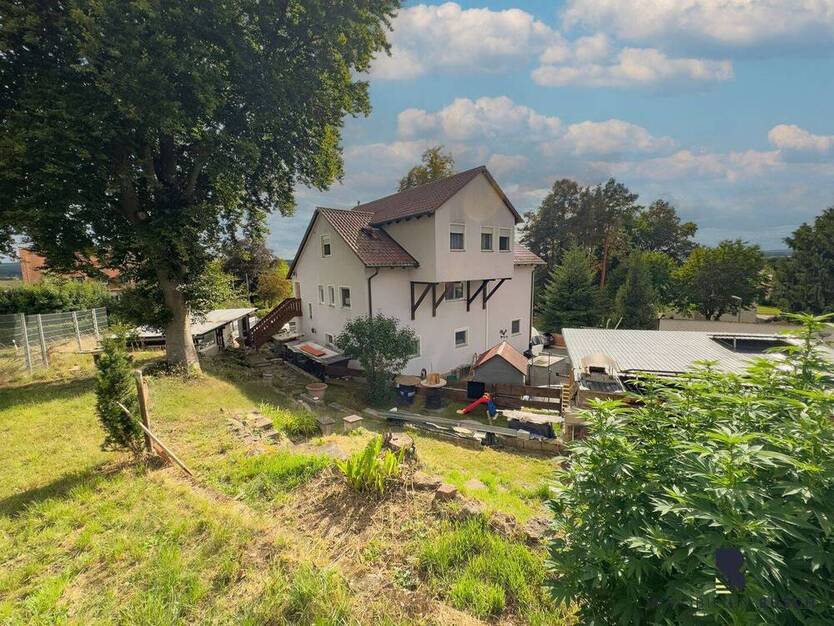 Familienfreundliches Dreifamilienhaus mit idyllischem Grundstück