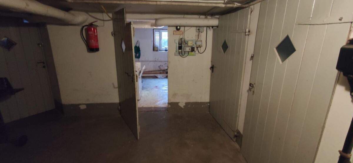 5-Zimmerwohnung, vermietet, renovierungsbedürftig 5 zimmer