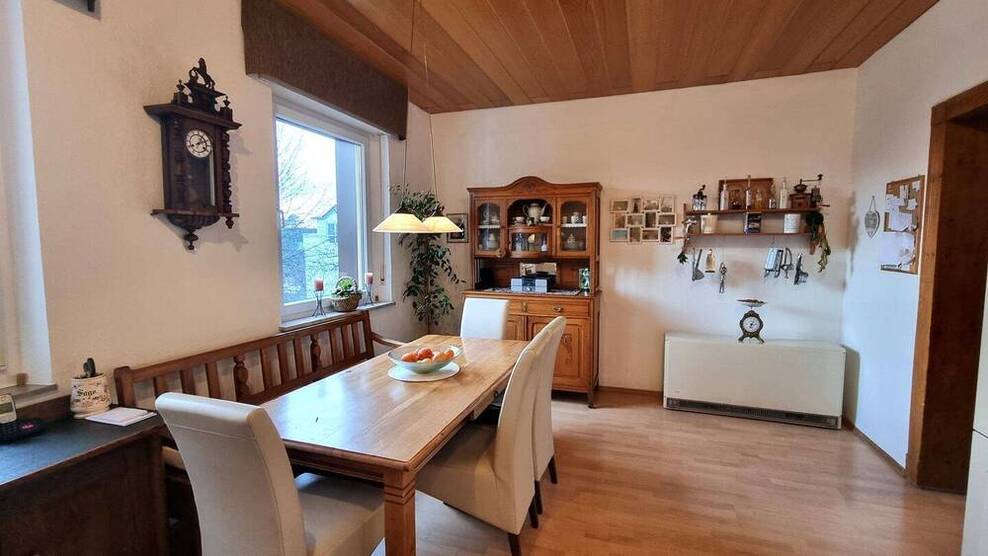 Freistehendes Ein-Zweifamilienhaus mit 9 Zimmern, 3 Bädern und ri