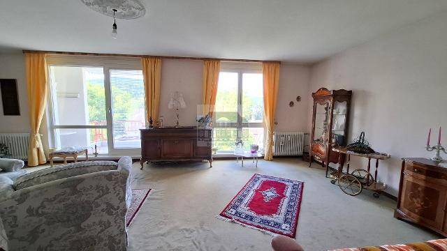 Helle und geräumige 3-Zimmer Wohnung mit Lift, Balkon, Carport
