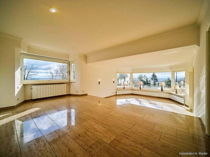 Bungalow mit EinliegerWohnung und großem Grundstück