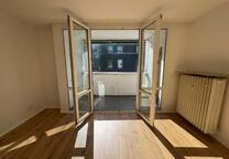 ACHTUNG: Tolle RENOVIERTE 4 Zimmer Wohnung mit Balkon!!