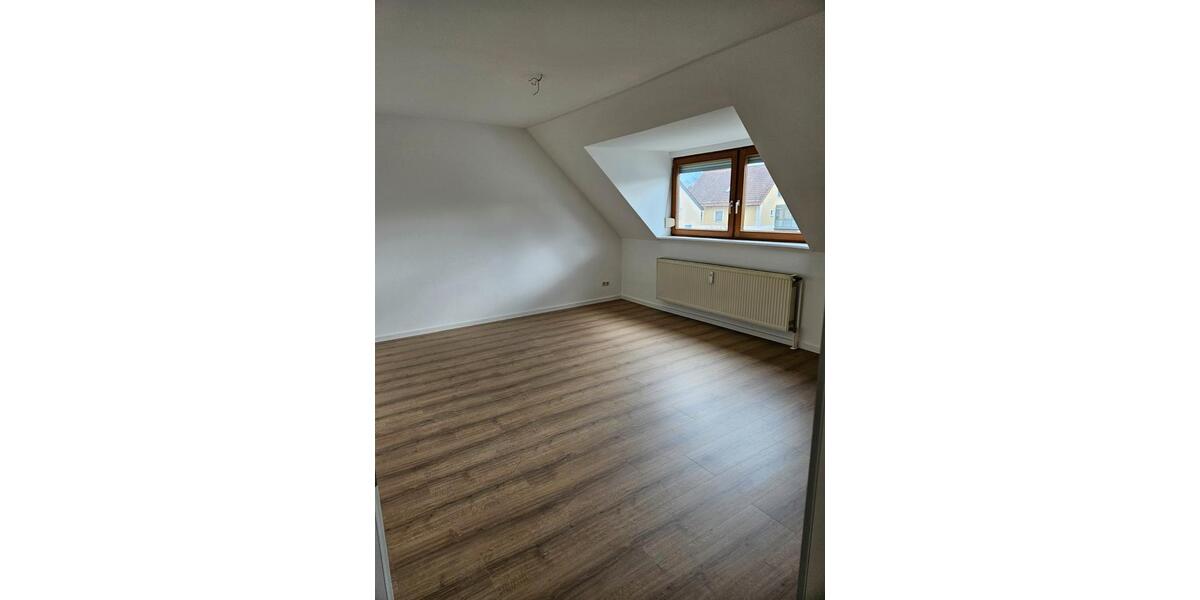 Dachgeschoßwohnung Regenstauf - 3 Zimmer, 92 m&sup2;, 900&euro; | Angebot:26033511