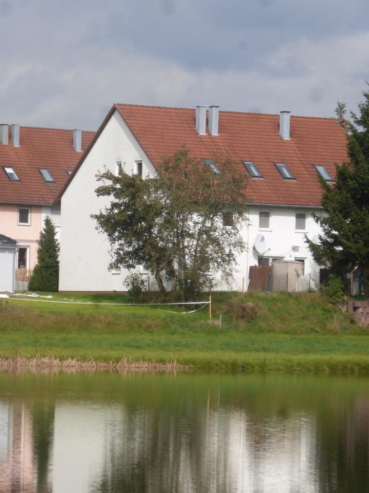 Reiheneckhaus in reizvoller Landschaft, Aussicht auf kleinen See