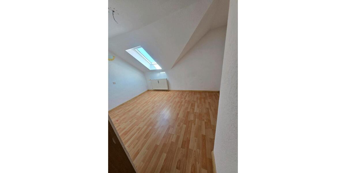 Dachgeschoßwohnung Meerane - 3 Zimmer, 75 m&sup2;, 354&euro; | Angebot:26413675