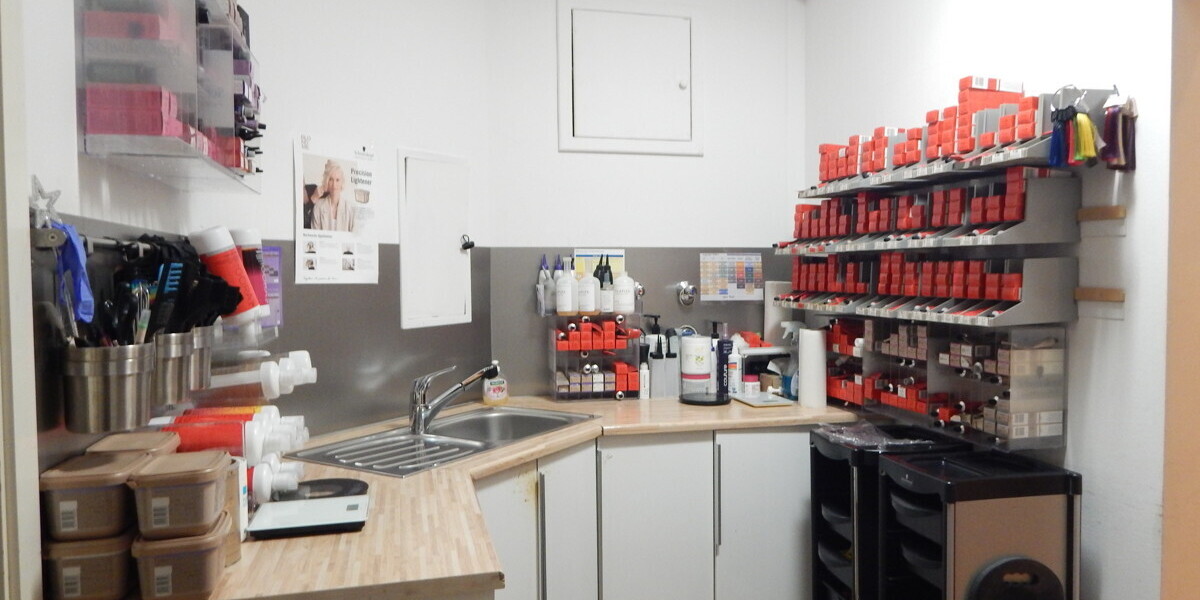 Voll ausgestatteter Friseursalon, kernsaniert 2019, klimatisiert, ablösefrei, sofort startklar! - Gewerbeobjekt Freilassing Freilassing | Angebot:23021567