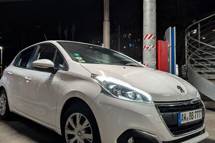Peugeot 208 85.000 km 8.850 &euro; Karlsruhe 76131