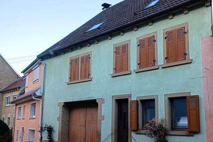 Historischer Bauernhof von 1897. Ein Sandsteinhaus mit Innenhof & Scheune 7 zimmer