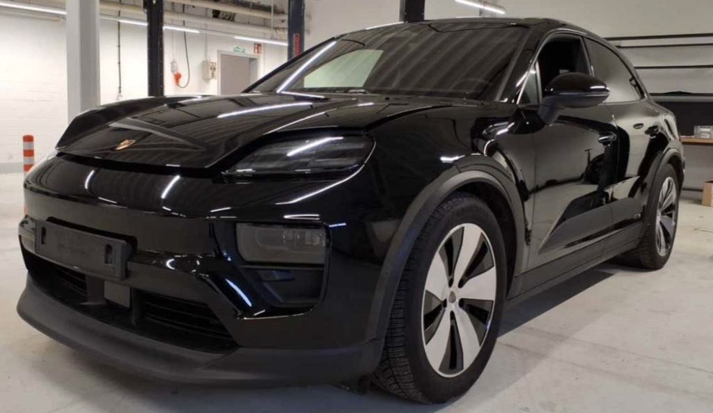 Porsche Macan 9.999 km 72.790 &euro; Stuttgart 70499