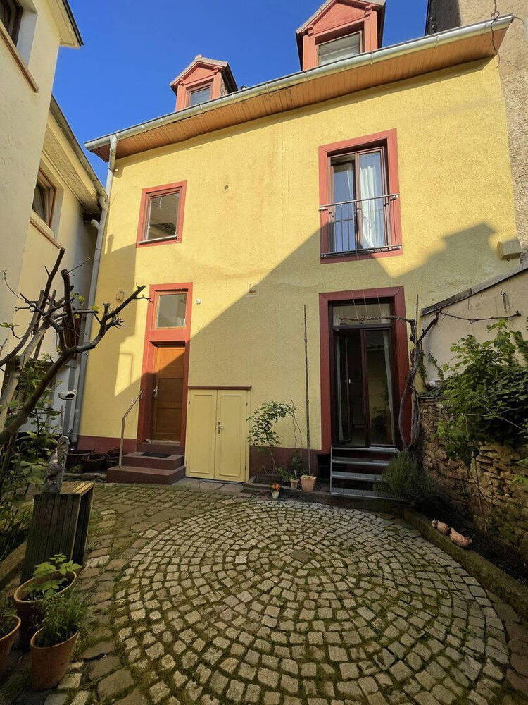 EINZIEHEN UND WOHLFÜHLEN - UNIKATES HINTERHAUS-WOHNREFUGIUM IM HERZEN DER DURLACHER ALTSTADT...