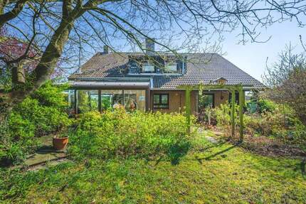 Geräumiges Einfamilienhaus mit Garage und Schwimmbad auf schönem Grundstück in ruhiger Lage 7 zimmer