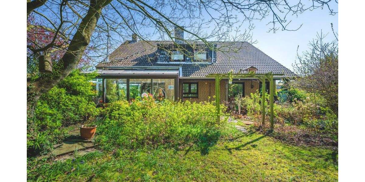 Geräumiges Einfamilienhaus mit Garage und Schwimmbad auf schönem Grundstück in ruhiger Lage 7 zimmer