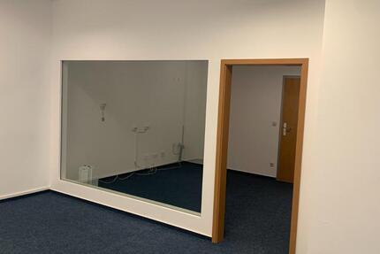 Attraktive Bürofläche mit Parkplätzen zimmer