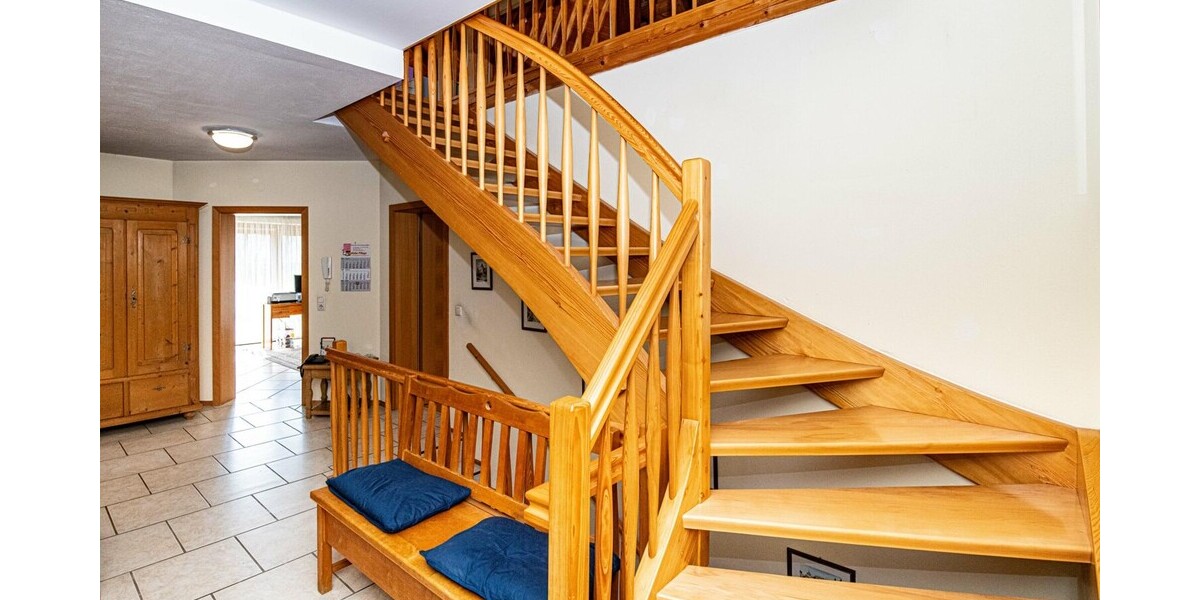 Großzügiges Zuhause mit umzäunten Gartengrundstück und vielseitigem Studio - Einfamilienhaus Schönthal | Angebot:27038045