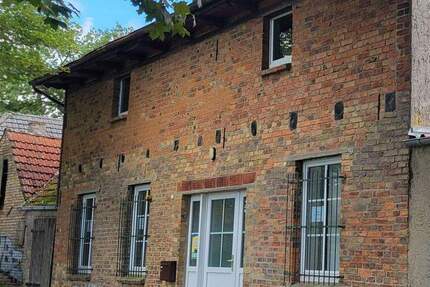 Wer möchte sich selbst verwirklichen oder liebt große Räume ? Ein Stadthaus mit sonnigem Innenhof. 3 zimmer