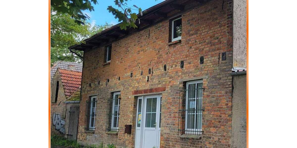 Wer möchte sich selbst verwirklichen oder liebt große Räume ? Ein Stadthaus mit sonnigem Innenhof. 3 zimmer