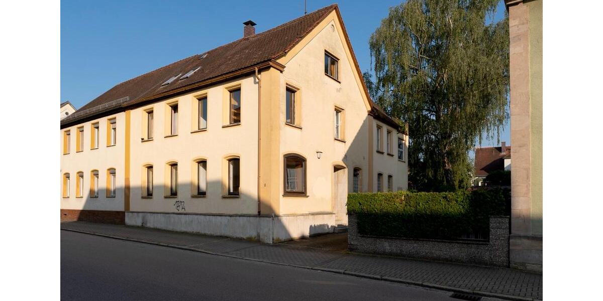 Großes Eckhaus in Gunzenhausen mit 2 Garagen 5 zimmer