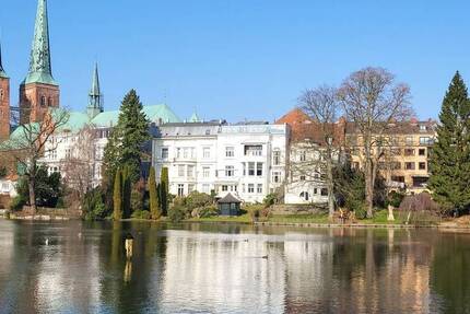 Exklusiv: Sanierte 3-Zi.-Wohnung mit Carport, Aufzug, Balkon & traumhaftem DOM-Blick am Mühlenteich