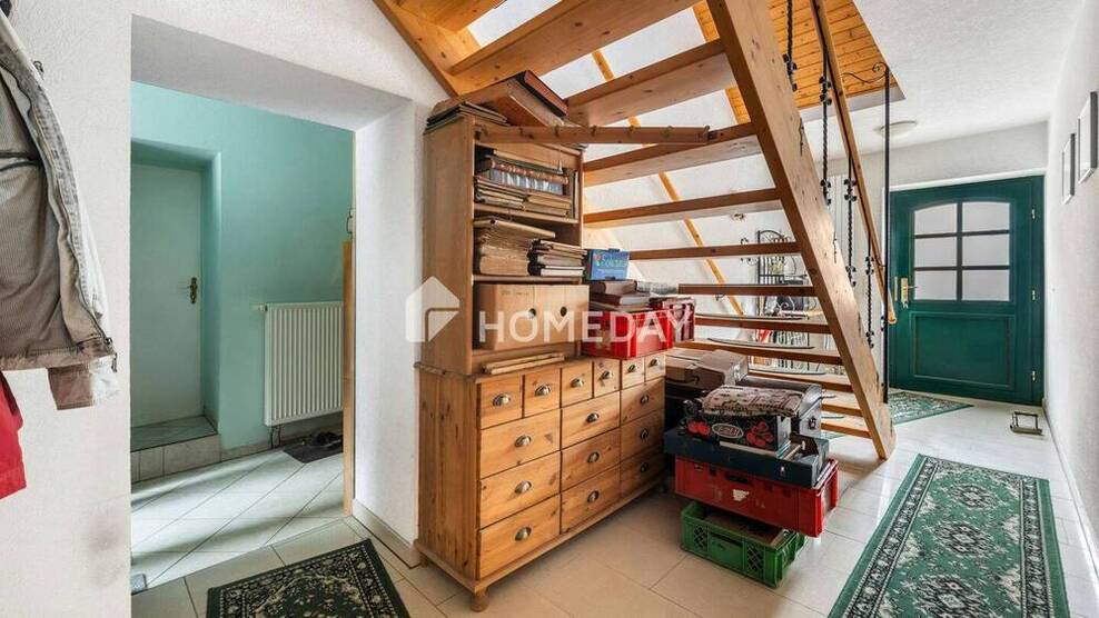 Geräumiges Haus mit 792 m² Nutzfläche, Scheune für 10 Fahrzeuge, Gartenparadies und Ausbaureserve