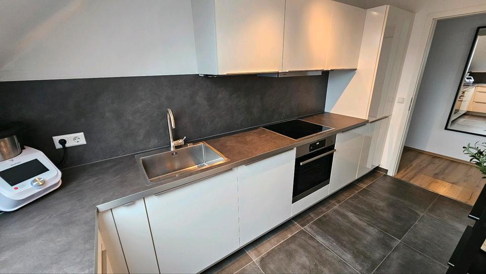 Neuenstadt: Moderne 2,5-Zi.-Wohnung m. Balkon, Top-Lage, Stellpl. zimmer