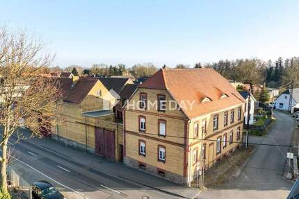 Viel Platz & Potenzial: EFH mit 8 Zimmern, Innenhof & Nebengelass auf großem Grundstück 8 zimmer