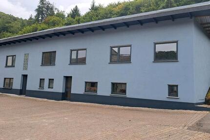 Bürogebäude mit Hallenkomplex Außenlager Warenlager zimmer