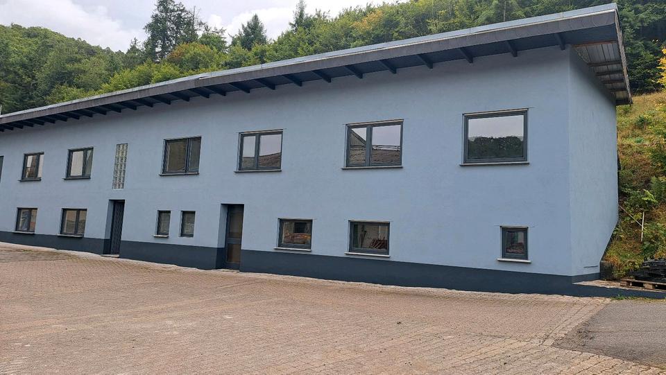 Bürogebäude mit Hallenkomplex Außenlager Warenlager zimmer