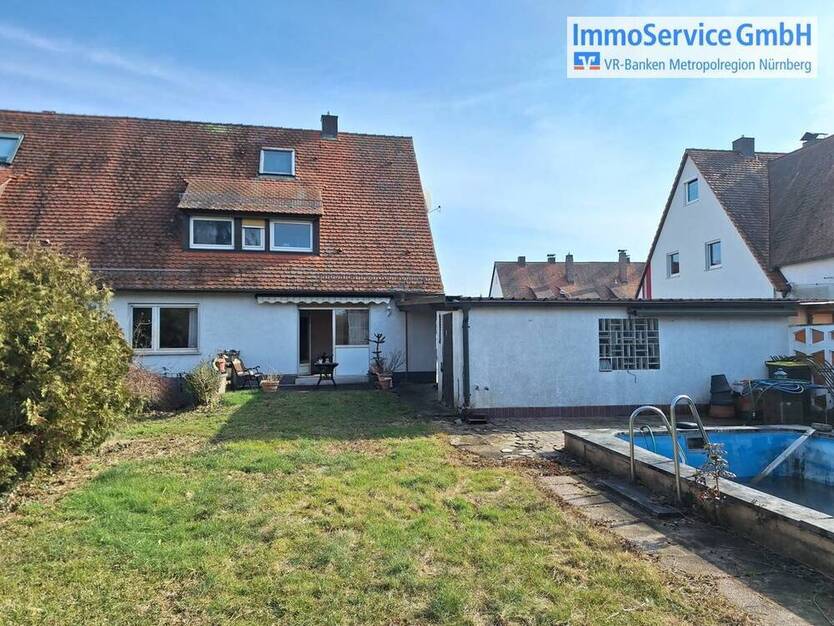 Renovierungsbedürftige DHH mit zwei getrennten Wohnungen auf schönem Grundstück mit Garten und Pool