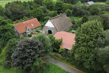 Resthof mit Fachwerkhaus, Reetdachhaus, Scheune. Idyllisch gelege zimmer