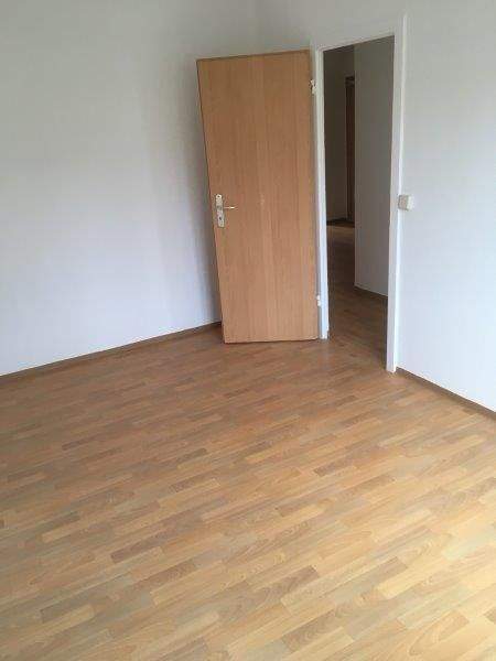 Die Einbauküche ist schon da. Nachmieter für 3-Zimmer-Wohnung mit Wanne und Balkon gesucht. 3 zimmer