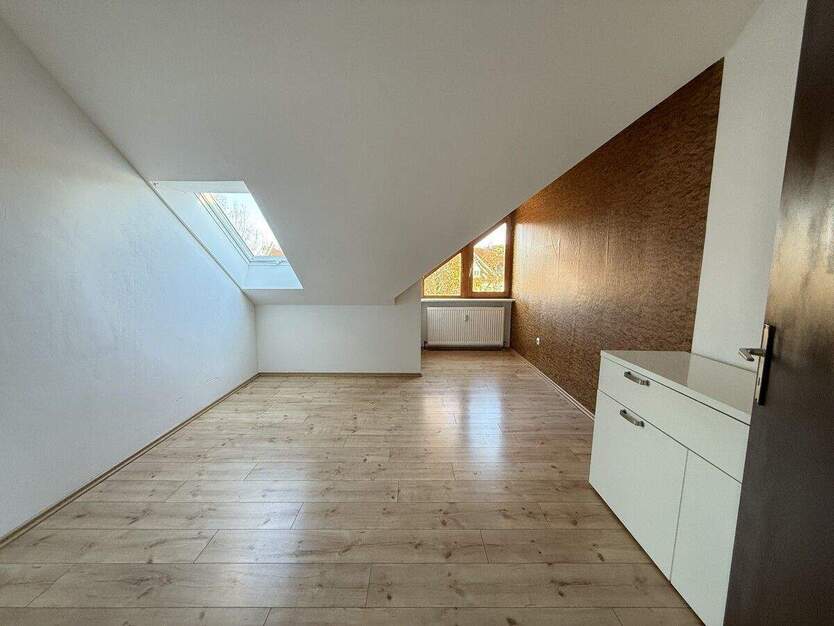 Wohnen und Arbeiten - Große Wohnung mit separatem Büro oder Gästeapartment in Nittendorf! 5 zimmer