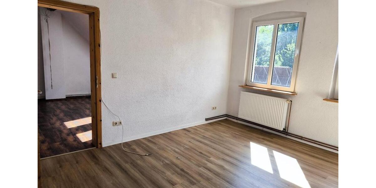 Dachgeschoßwohnung Burg - 3 Zimmer, 73 m&sup2;, 439&euro; | Angebot:25990023