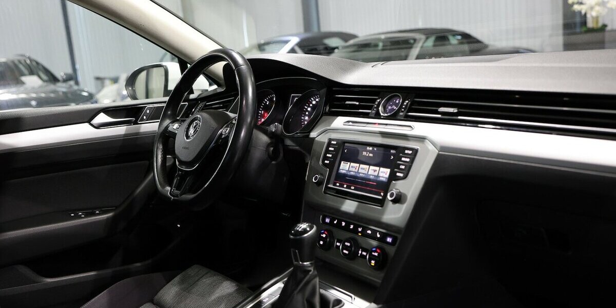 VW Passat 1.6 TDI Comfortline WHITE / MASSAGE+SHZ 176.000 km 11.111 &euro; Hamm 59077