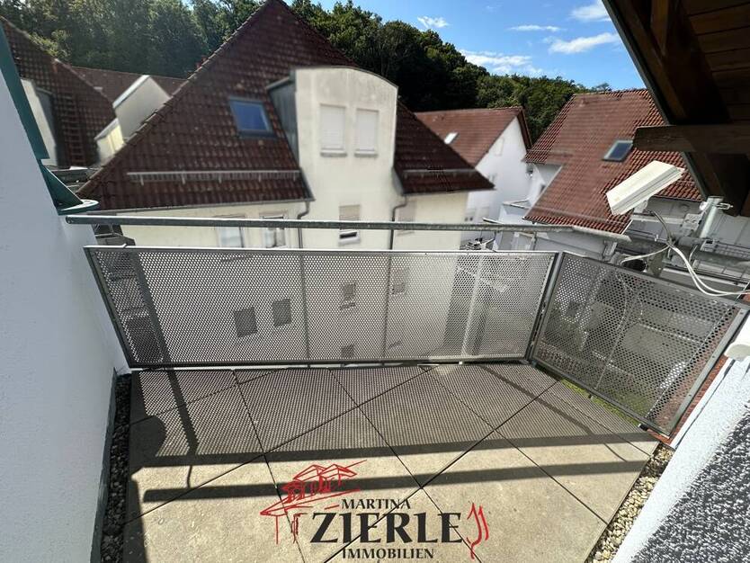 Gelegenheit, ab 01.10 frei! Schöne helle DG-Wohnung mit Balkon, Einbauküche und TG-Stellplatz! 2 zimmer
