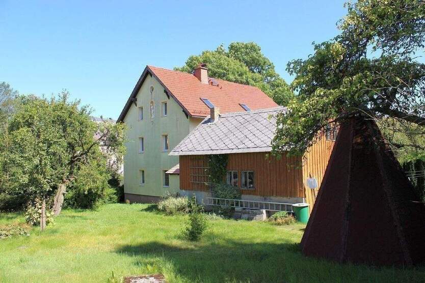 Großes EFH (oder Mehrfamilienhaus) in einem Ortsteil von Dipps!
