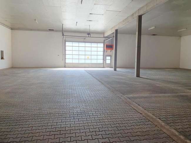 Halle in Teublitz 972 € 324 m²