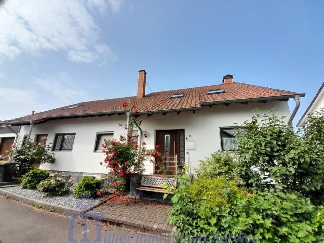 Großzügiges Wohnhaus mit ELW zentral zwischen Homburg und Zweibrücken