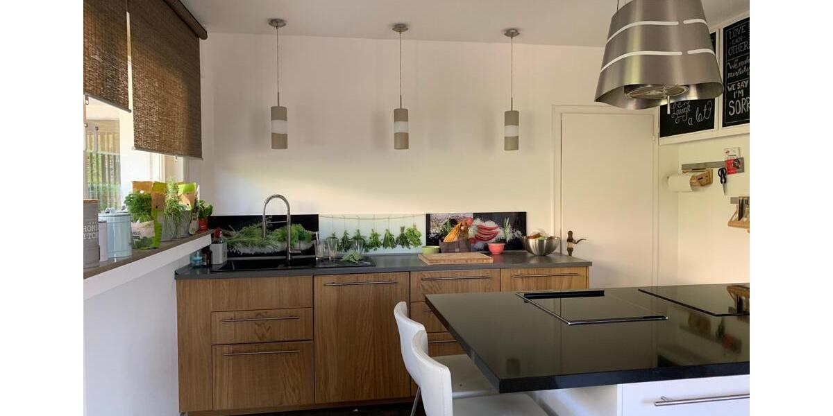 Villa Gummersbach - 6 Zimmer, 250 m&sup2;, 2.350&euro; | Angebot:25216498