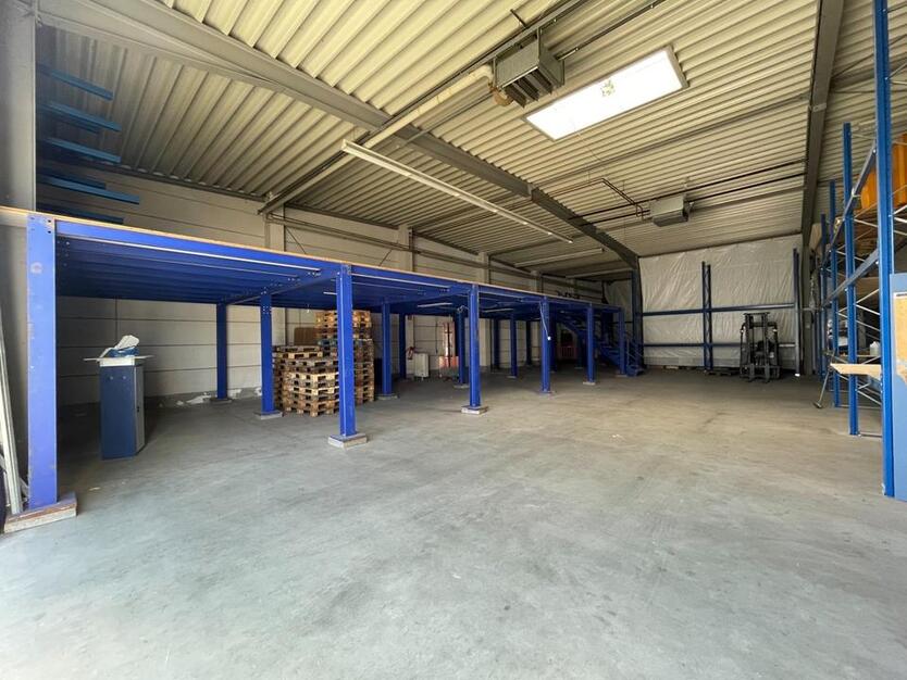 Trockene Lagerhalle Abstellraum 550m² mit 4m Rolltor zu vermieten zimmer