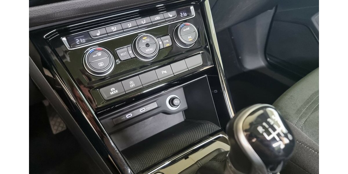 VW Touran Highline BMT LED ACC Nav Panorama 7-Sitze 37.700 km 27.850 &euro; Garrel 49681