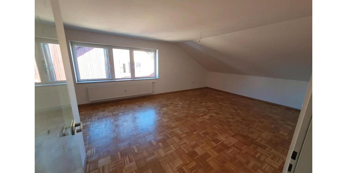 Dachgeschoßwohnung Maxhütte-Haidhof Haidhof - 4 Zimmer, 100 m&sup2;, 1.000&euro; | Angebot:26395838