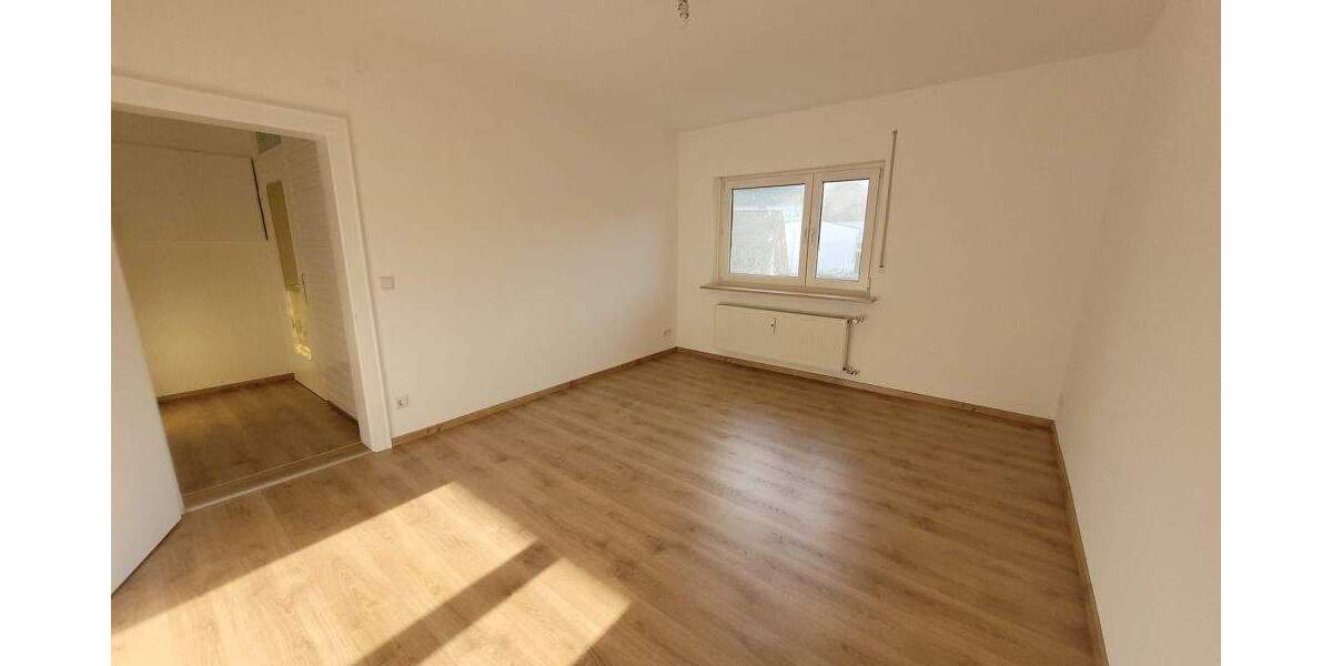 * CHARMANT - NEU RENOVIERT - SOFORT BEZUGSFÄHIG * schöne 3 Zi.-Wohnung mit GARAGE in SC-WOLKERSDORF 3 zimmer