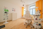 IDEALE FLÄCHE FÜR PRAXIS ODER BÜRO IM HOCHPARTERRE – ZENTRAL GELEGEN – PKW-STELLPLATZ – GROSSES WC